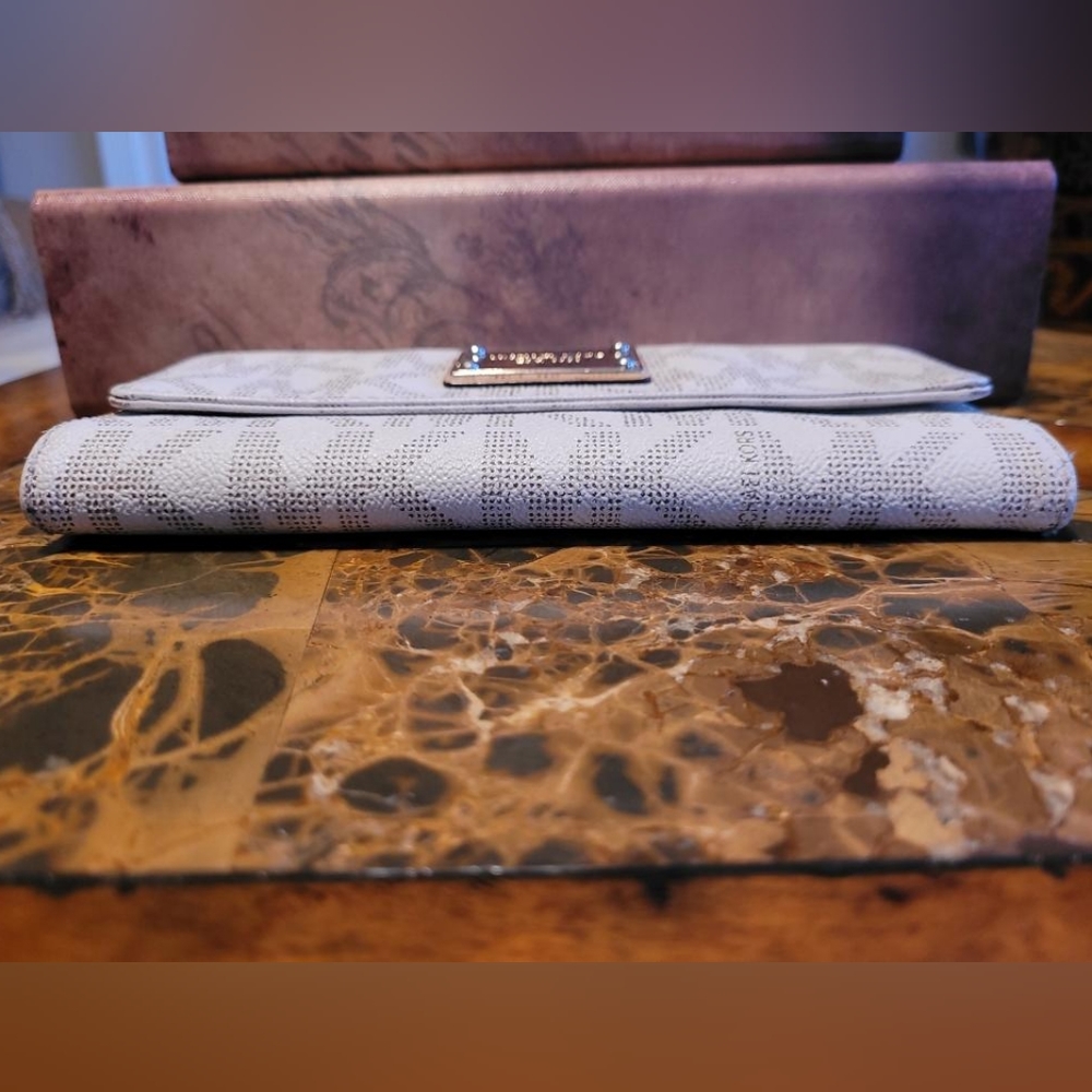 MICHAEL KORS LONG WALLET - Picture 8 of 14